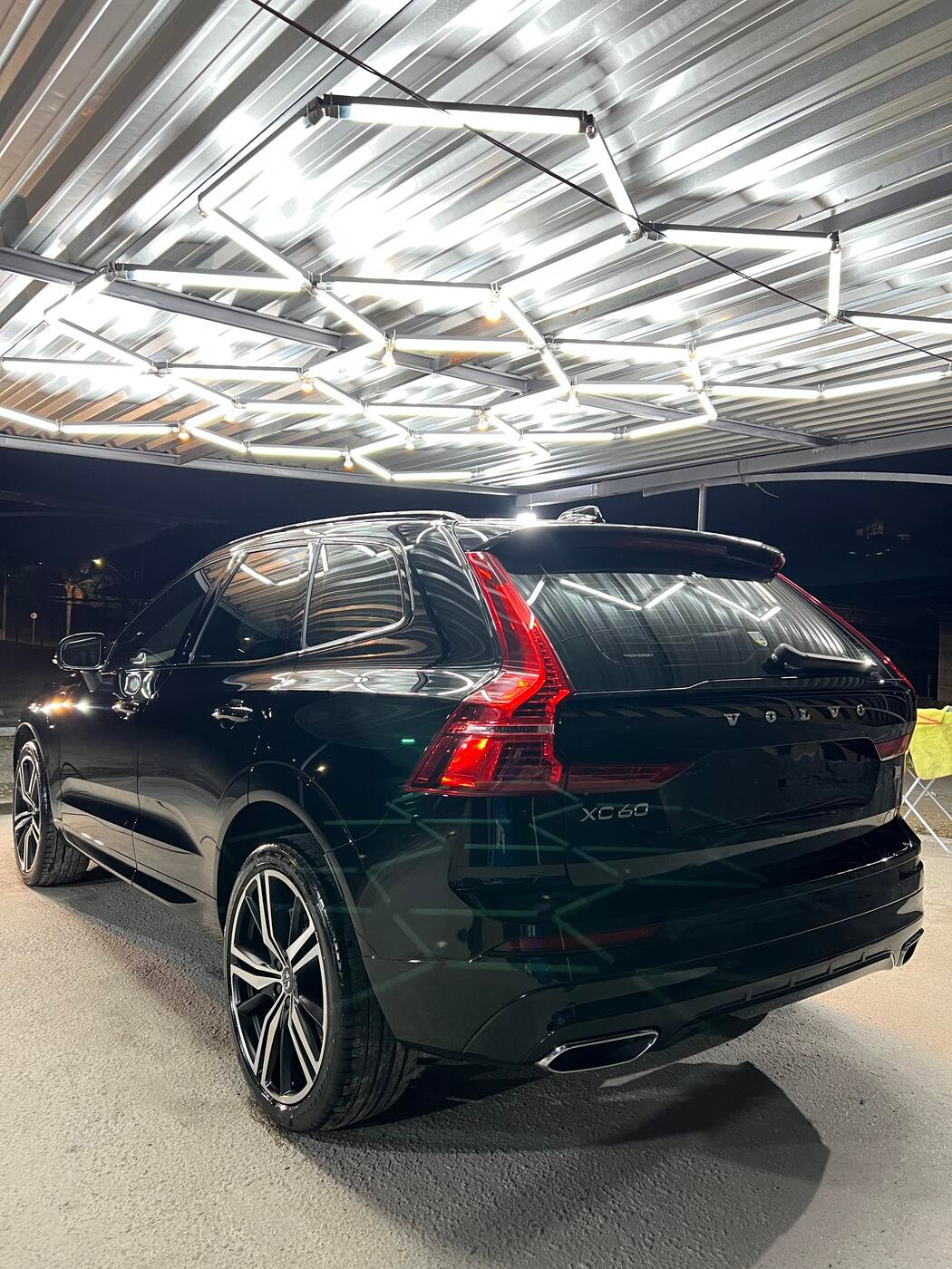 Volvo XC60 preto sob as luzes do box