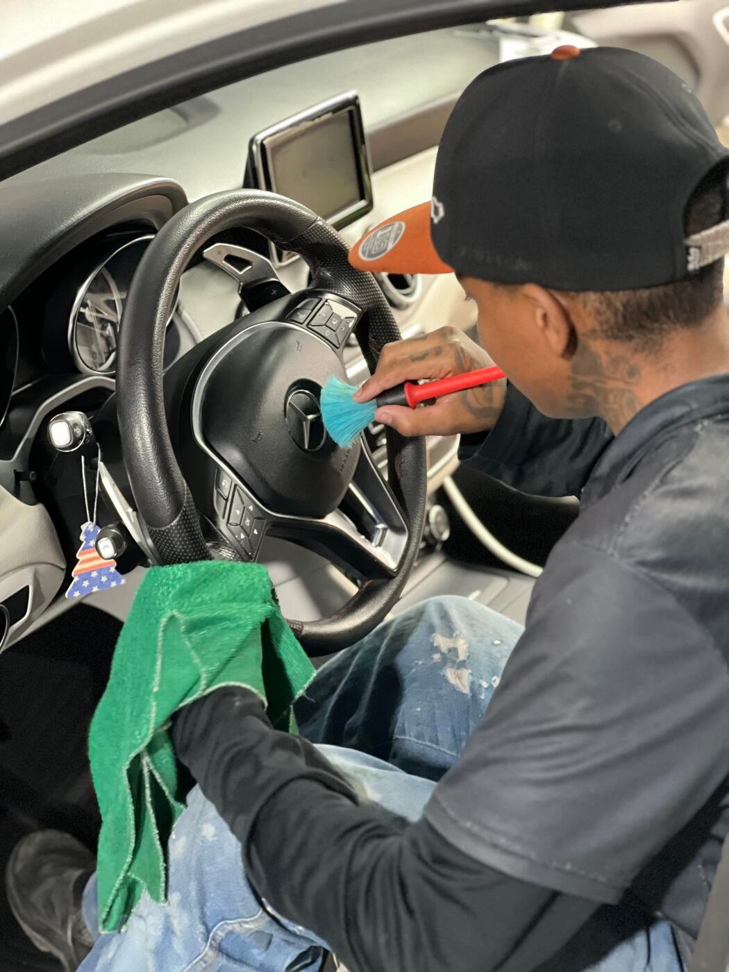 Profissional da Silva Details higienizando o painel de um carro